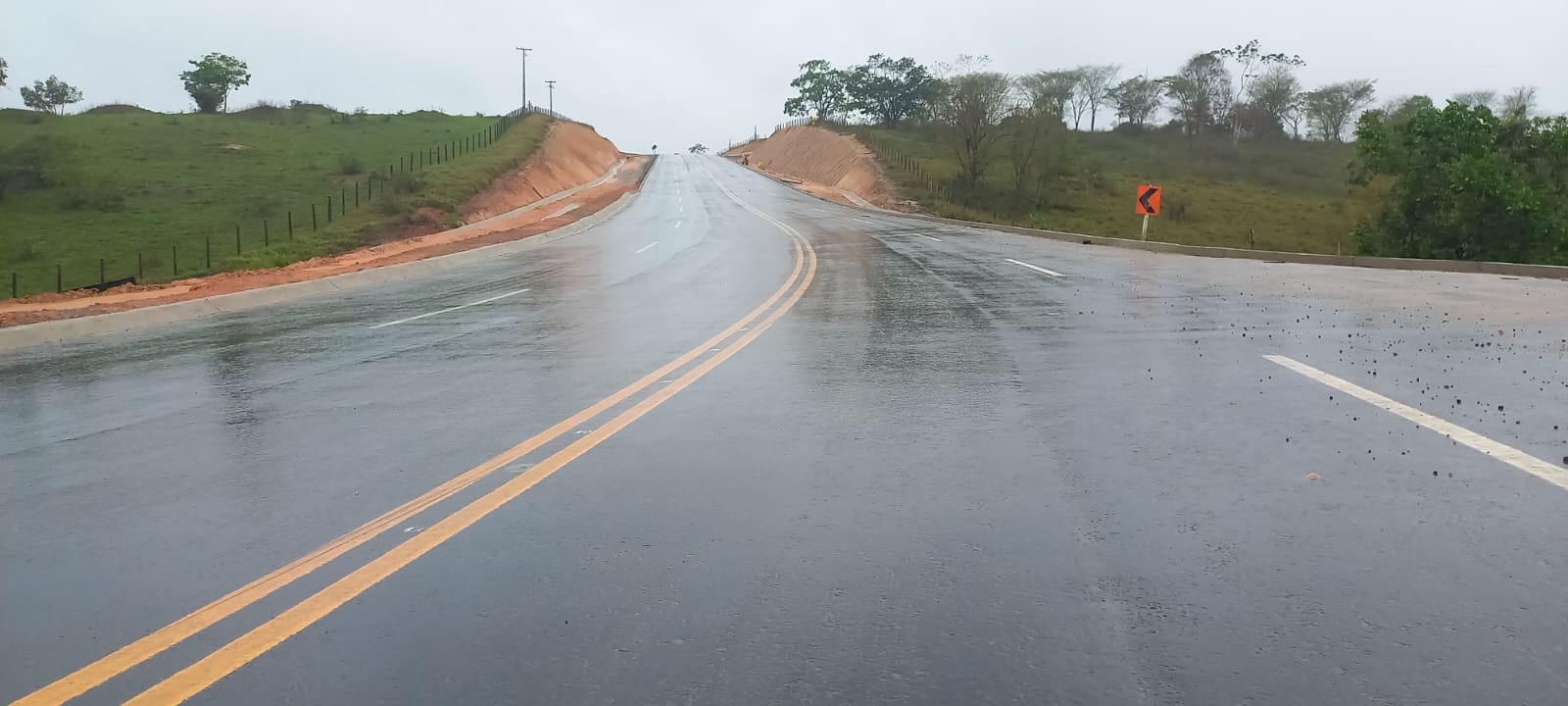 CONTAGEM REGRESSIVA: RESTAM APENAS 2 KM PARA CONCLUSÃO DO ASFALTAMENTO DA ESTRADA PINHEIROS-SOBRADO 