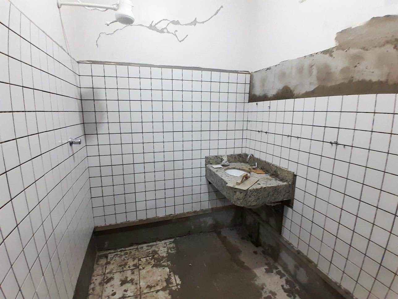 EM NOVA ETAPA DE REFORMA GERAL, SANITÁRIOS DO HOSPITAL COMEÇAM A SER RESTRUTURADOS