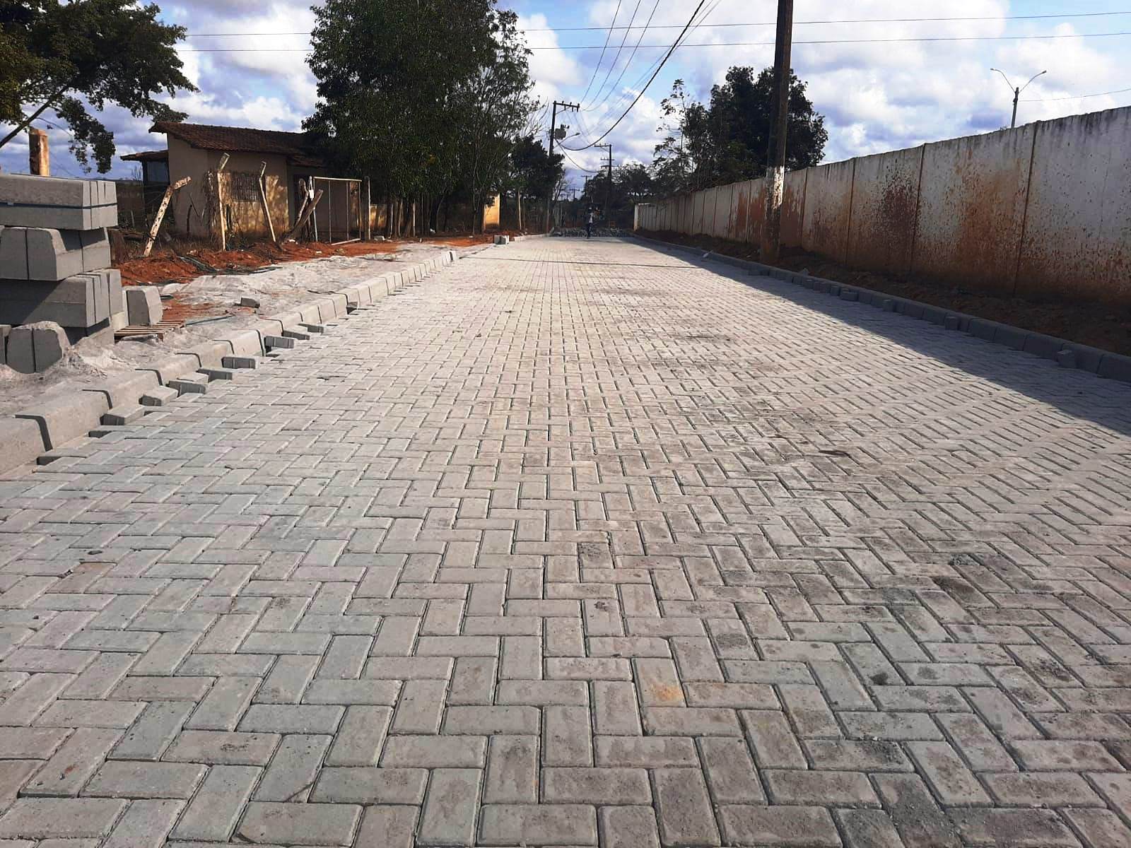 PRIMEIROS METROS DA ESTRADA PEDRO PEREIRA JÁ RECEBEM CALÇAMENTO