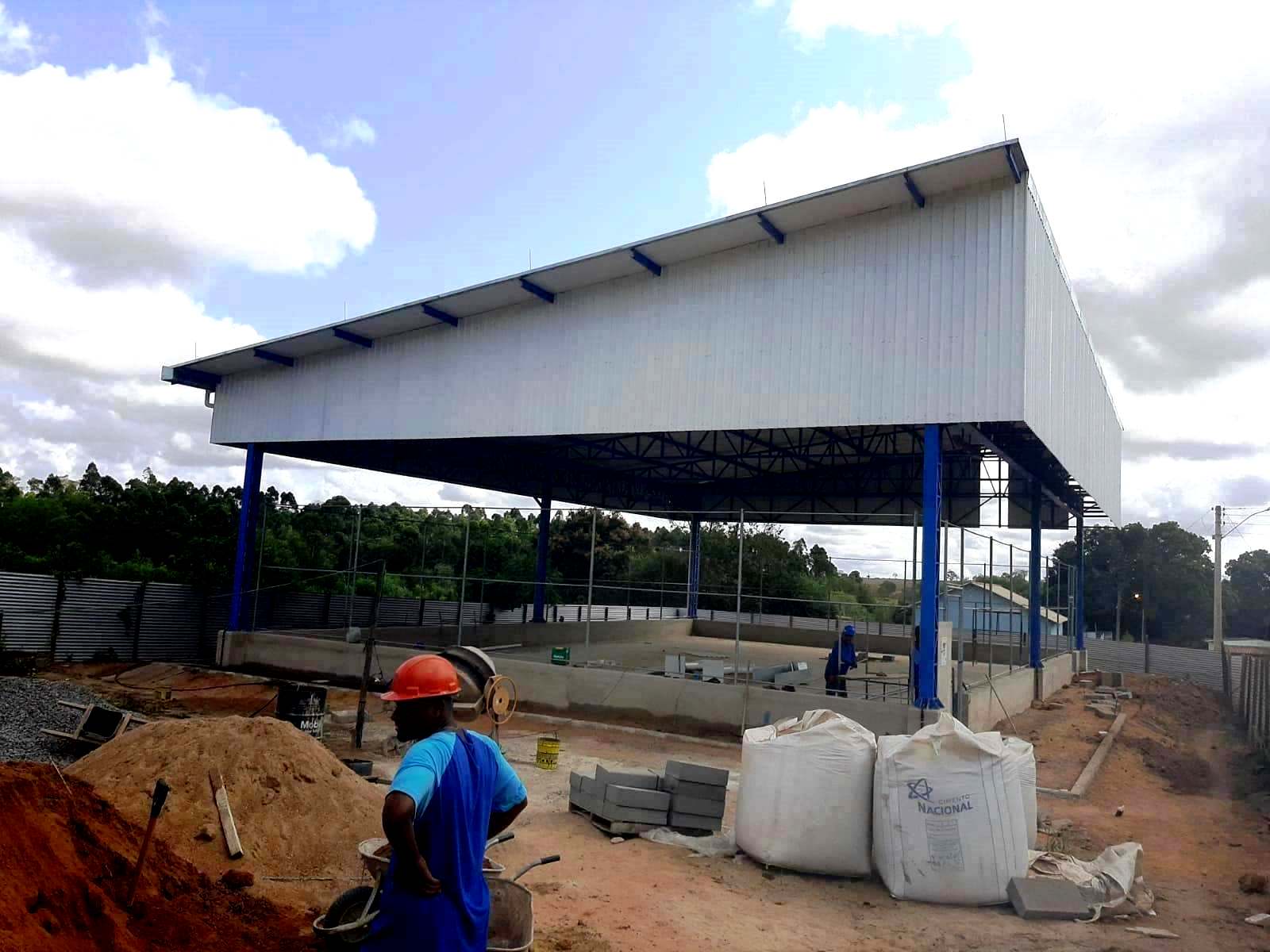 QUADRA DO ASSENTAMENTO NOVA VITÓRIA COMEÇA A RECEBER GRADES DE PROTEÇÃO