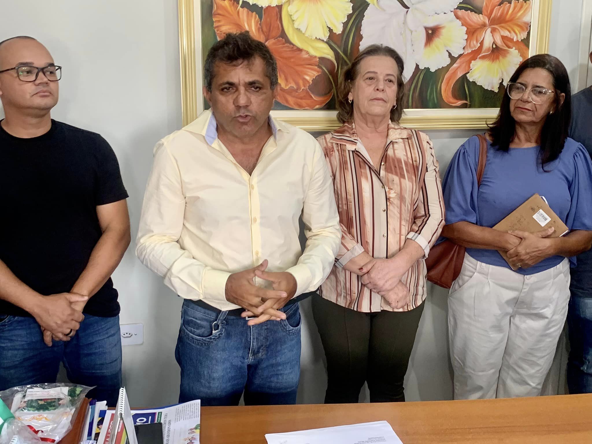 PREFEITO ASSINA ORDEM DE SERVIÇO PARA REFORMA E AMPLIAÇÃO DE ESCOLA MUNICIPAL