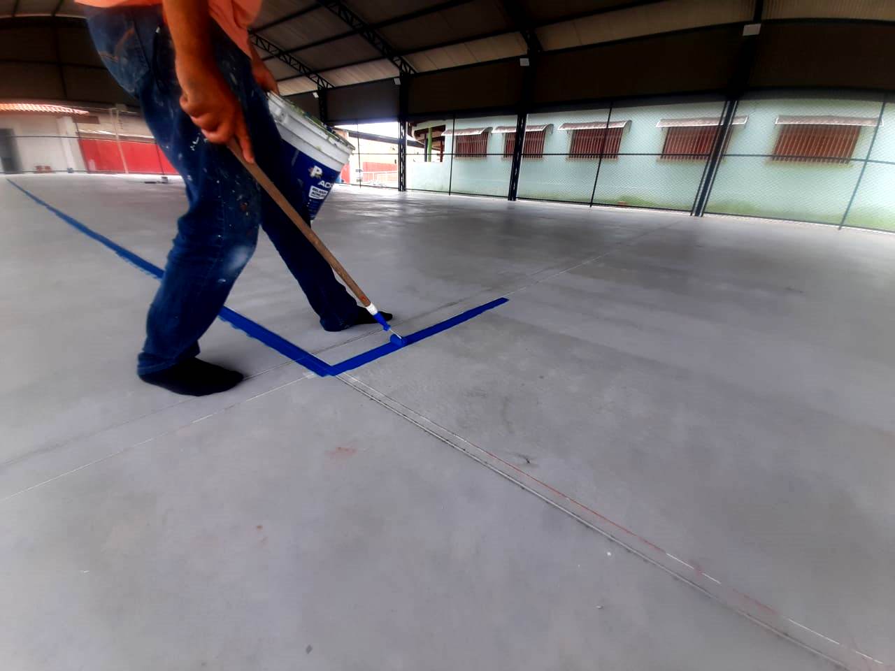 PISO DA QUADRA POLIESPORTIVA NO PINHEIRINHO RECEBE MARCAÇÃO PARA PINTURA