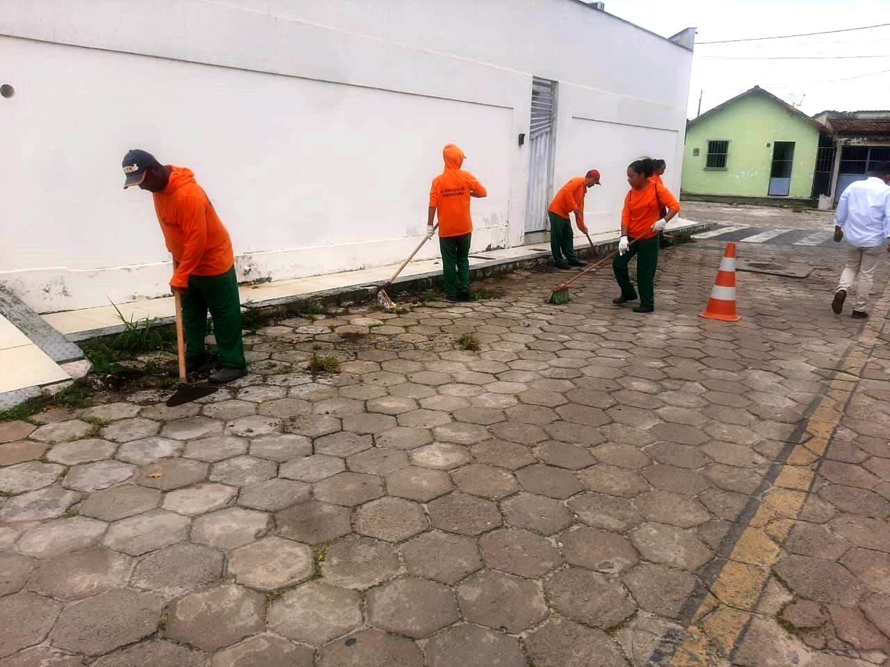 OBRAS E URBANISMO PROMOVE MUTIRÃO DE LIMPEZA EM VIAS URBANAS DO MUNICÍPIO