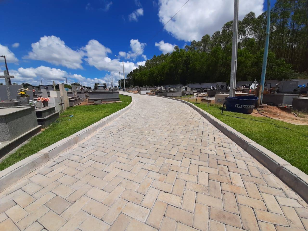 SECRETARIA DE OBRAS INTENSIFICA MANUTENÇÃO DE CEMITÉRIOS DO MUNICÍPIO