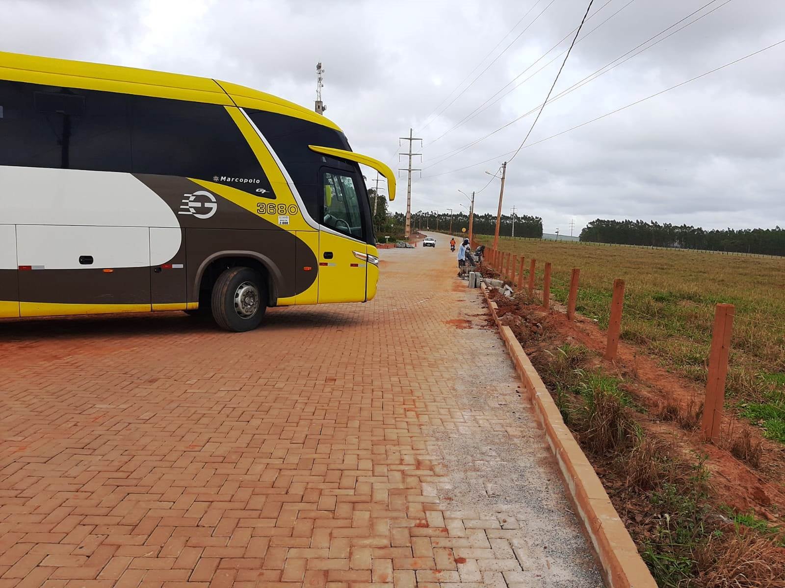PAVIMENTAÇÃO DE TRECHO INICIAL DA ESTRADA QUE INTERLIGA PINHEIROS E PEDRO CANÁRIO É CONCLUÍDA