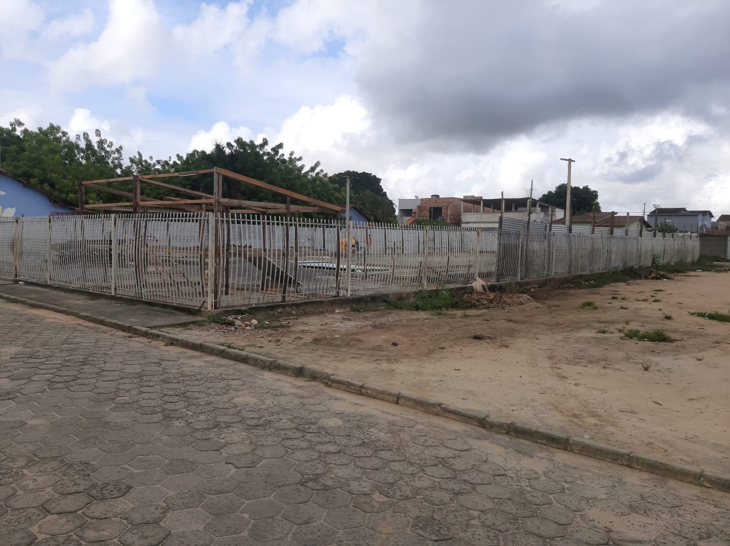 CONSTRUÇÃO DA QUADRA DA CASINHA FELIZ TEM PRIMEIRAS ETAPAS INICIADAS