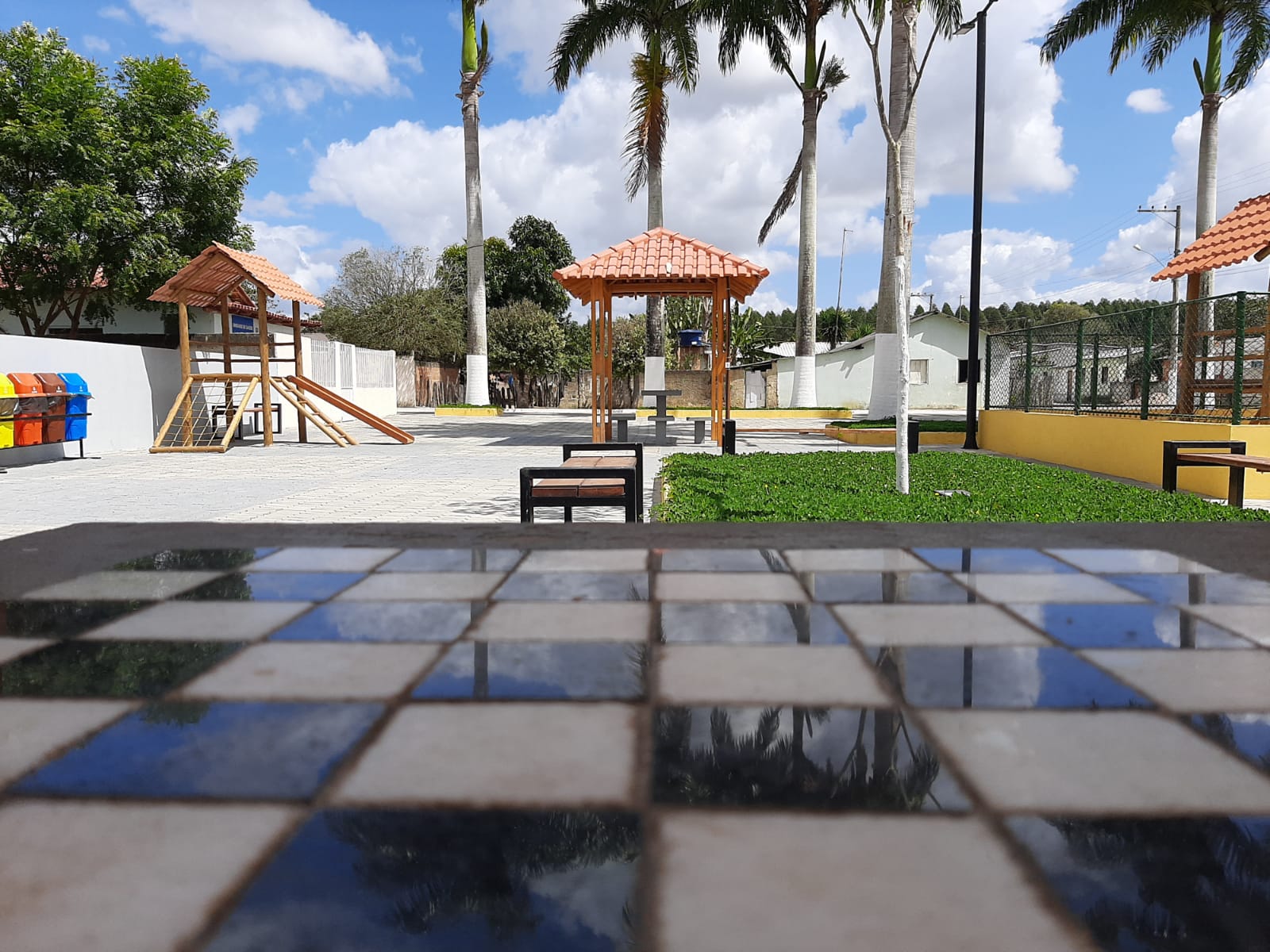 PREFEITURA DE PINHEIROS INSTALA PARQUINHOS INFANTIS NA PRAÇA DE VILA FERNANDES