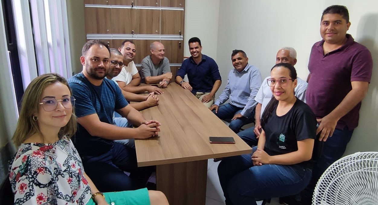 PREFEITO ARNÓBIO SE REÚNE COM EQUIPE DE COORDENAÇÃO DO CENTRO UNIVERSITÁRIO CARATINGA CAMPUS UNEC NANUQUE