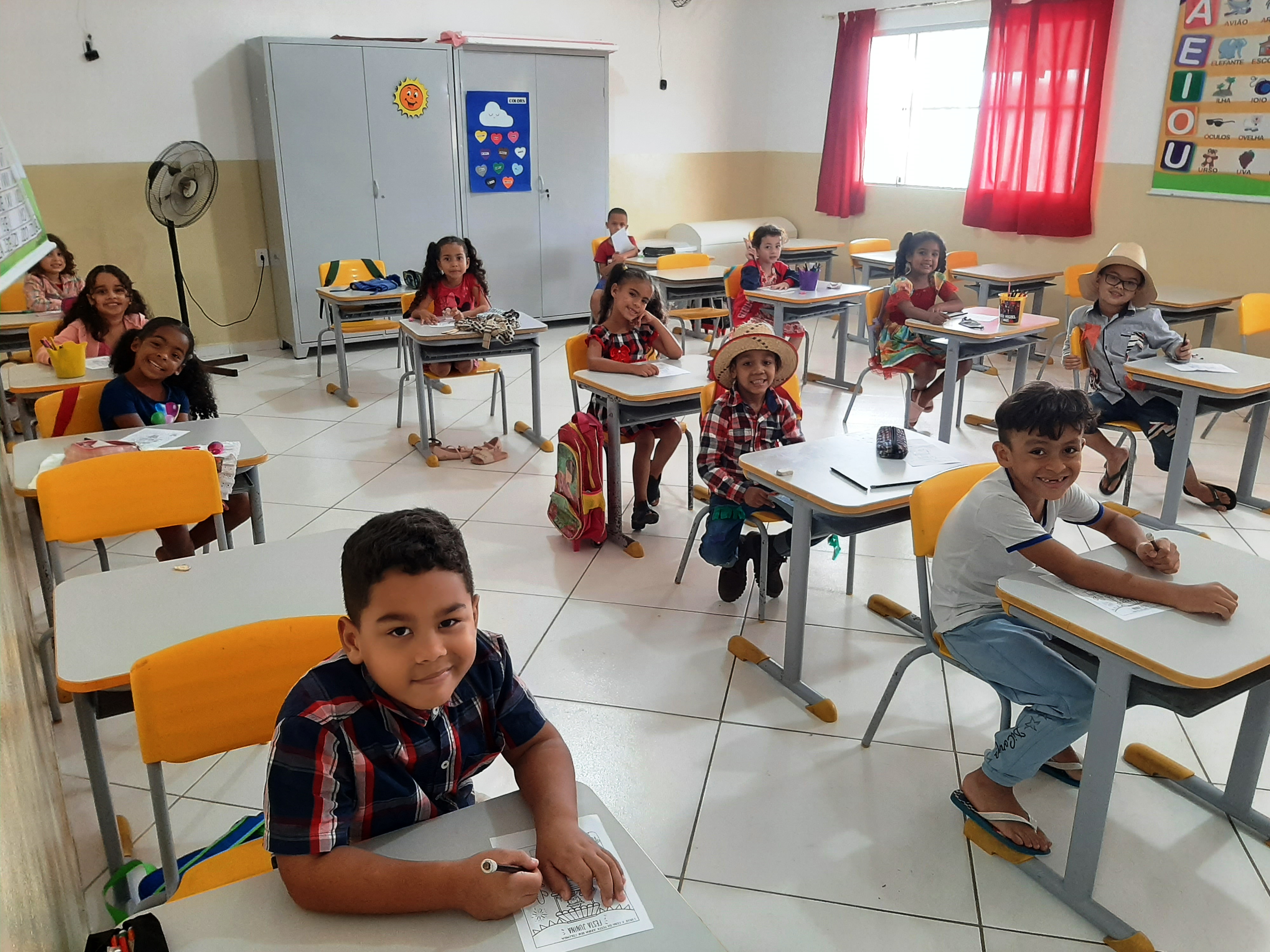 MAIS UMA: PREFEITURA DE PINHEIROS CONCLUI RESTRUTURAÇÃO DE ESCOLA DA REDE MUNICIPAL DE ENSINO