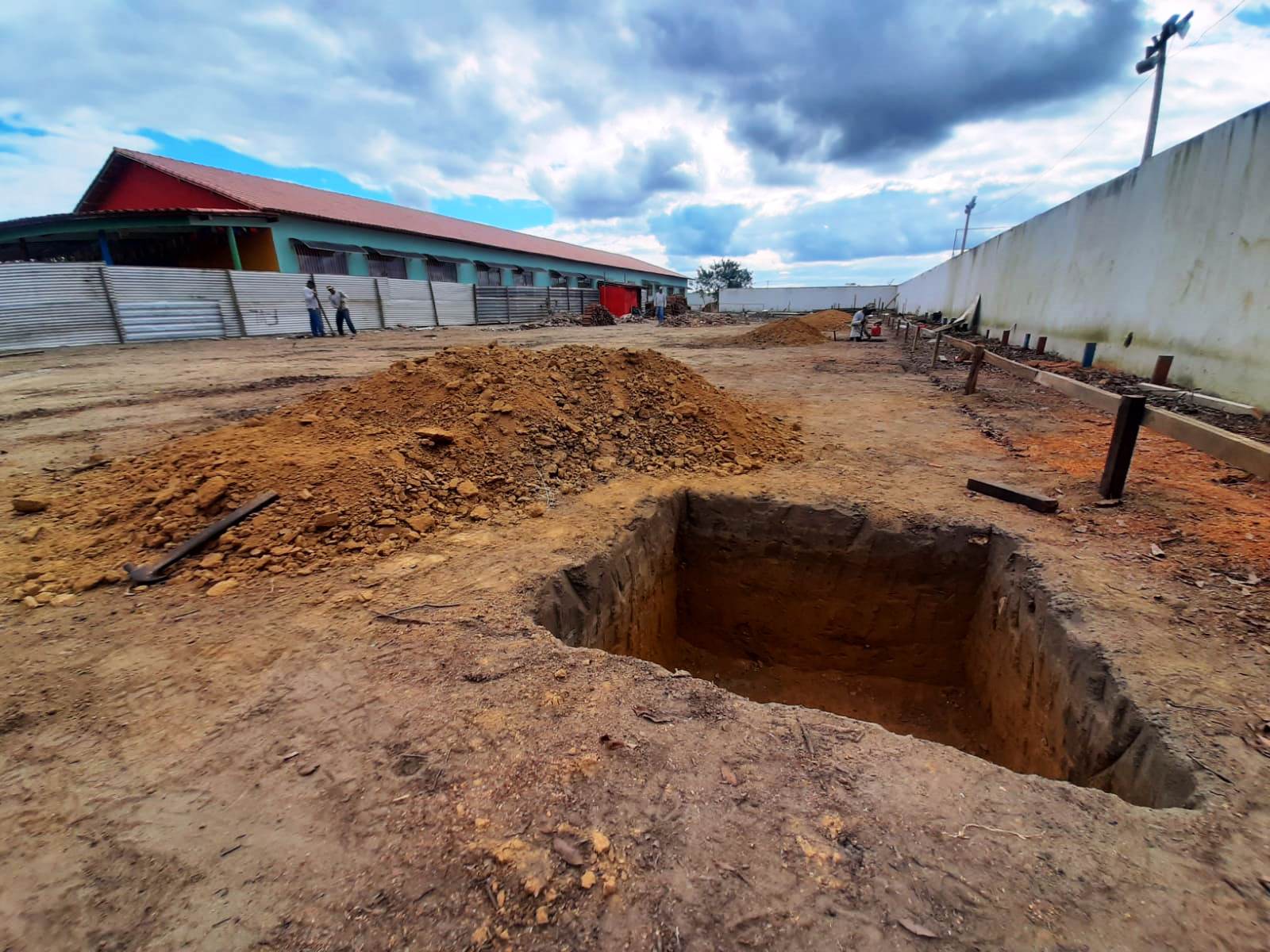 CONSTRUÇÃO DA QUADRA POLIESPORTIVA DA ESCOLA FLORINDO MANZOLI É INICIADA