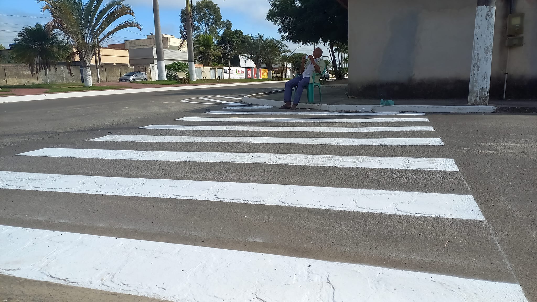 RUAS E AVENIDAS CONTINUAM RECEBENDO PINTURA DE FAIXAS
