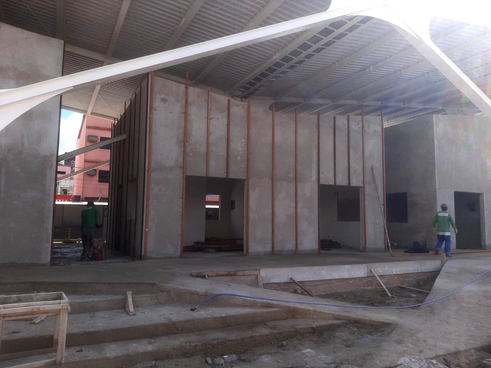 CENTRO COMERCIAL HORTO DAS PEROBAS COMEÇA A RECEBER REVESTIMENTO DE MADEIRA