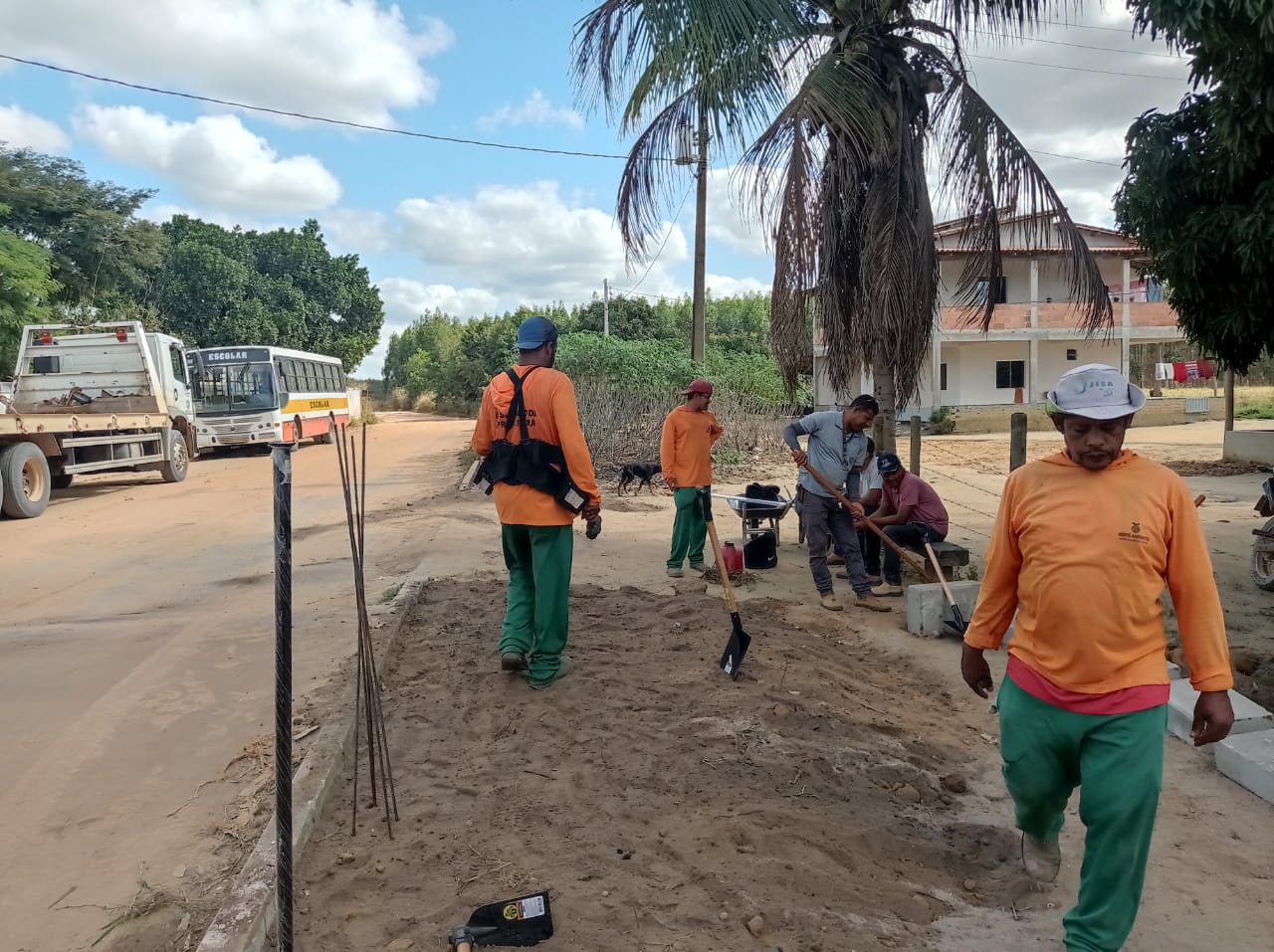 PREFEITURA CONSTRÓI CALÇADÃO NA COMUNIDADE DE BRUNELLI E PLANEJA INSTALAÇÃO DE ACADEMIA POPULAR NA ÁREA
