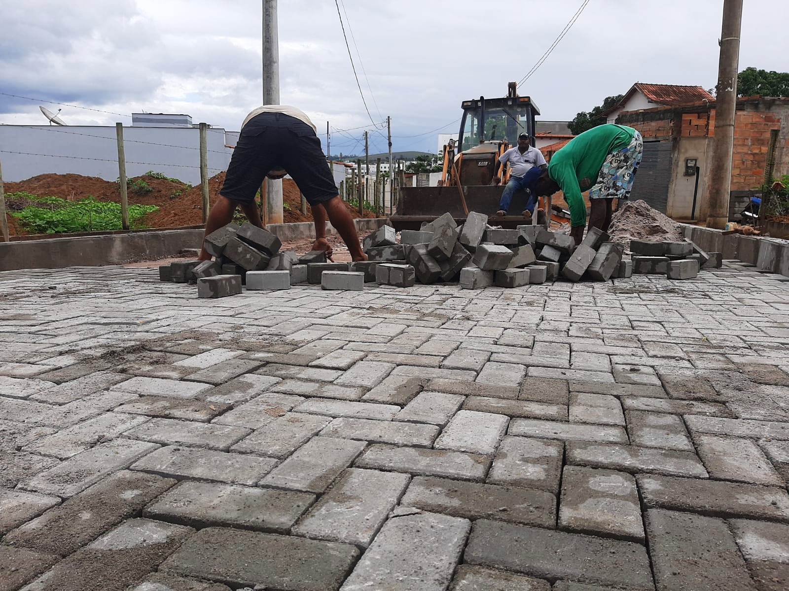 CALÇAMENTO DA RUA JOÃO OLEGÁRIO, NO BAIRRO NOVA CANAÃ, É INICIADO