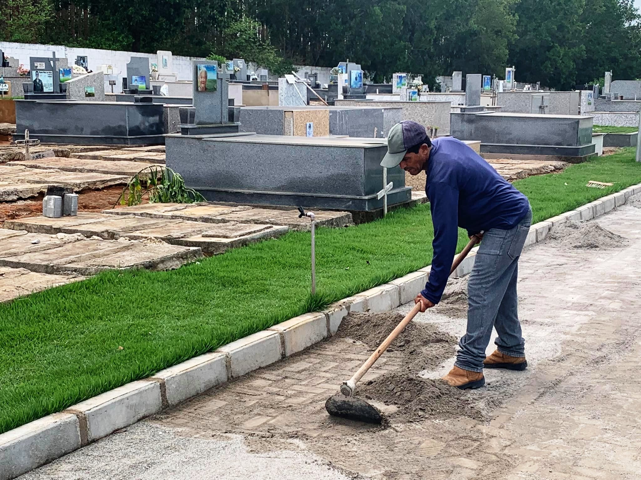 PREFEITURA DE PINHEIROS PREPARA CEMITÉRIOS PARA DIA DOS FINADOS