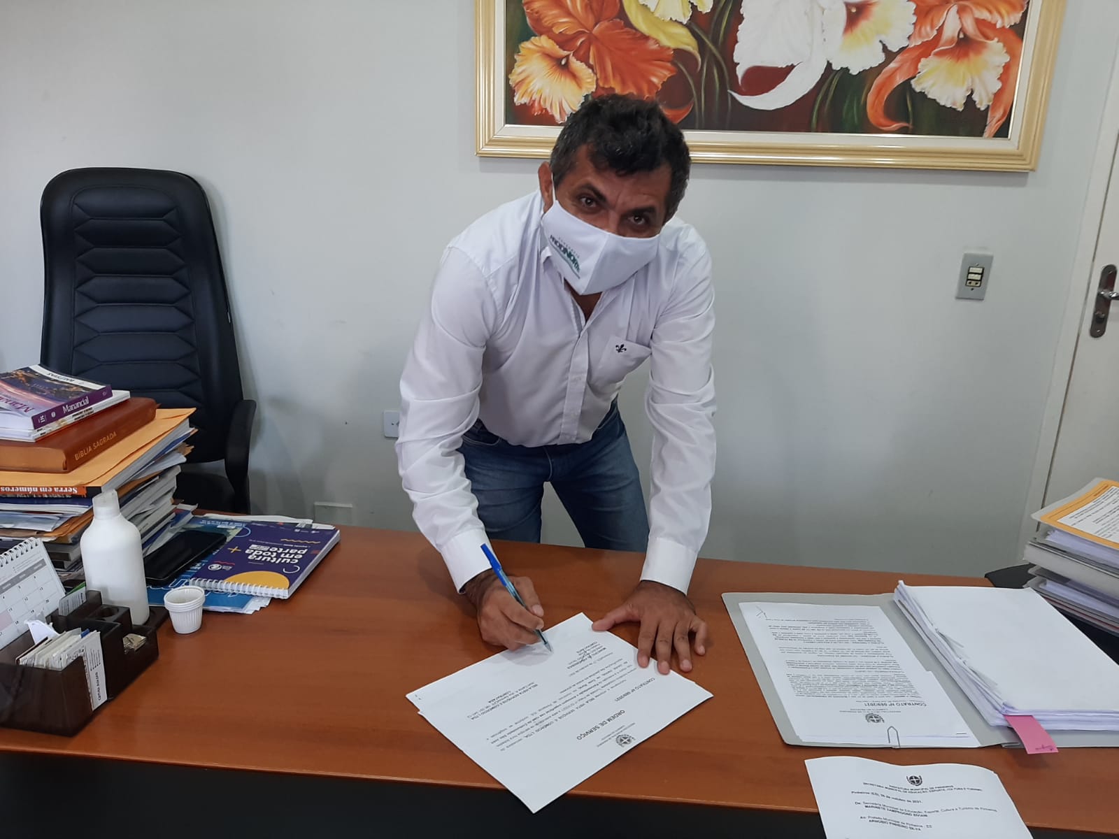 DURANTE ASSINATURA DA ORDEM DE SERVIÇO PARA CALÇAMENTO DE COMUNIDADE, PREFEITO ARNÓBIO ANUNCIA O RETORNO DO CAFÉ DA MANHÃ PARA FUNCIONÁRIOS DA GARAGEM MUNICIPAL, CONSTRUÇÃO DA PRAÇA DO SANTO ANTÔNIO E DE CAPELA MORTUÁRIA