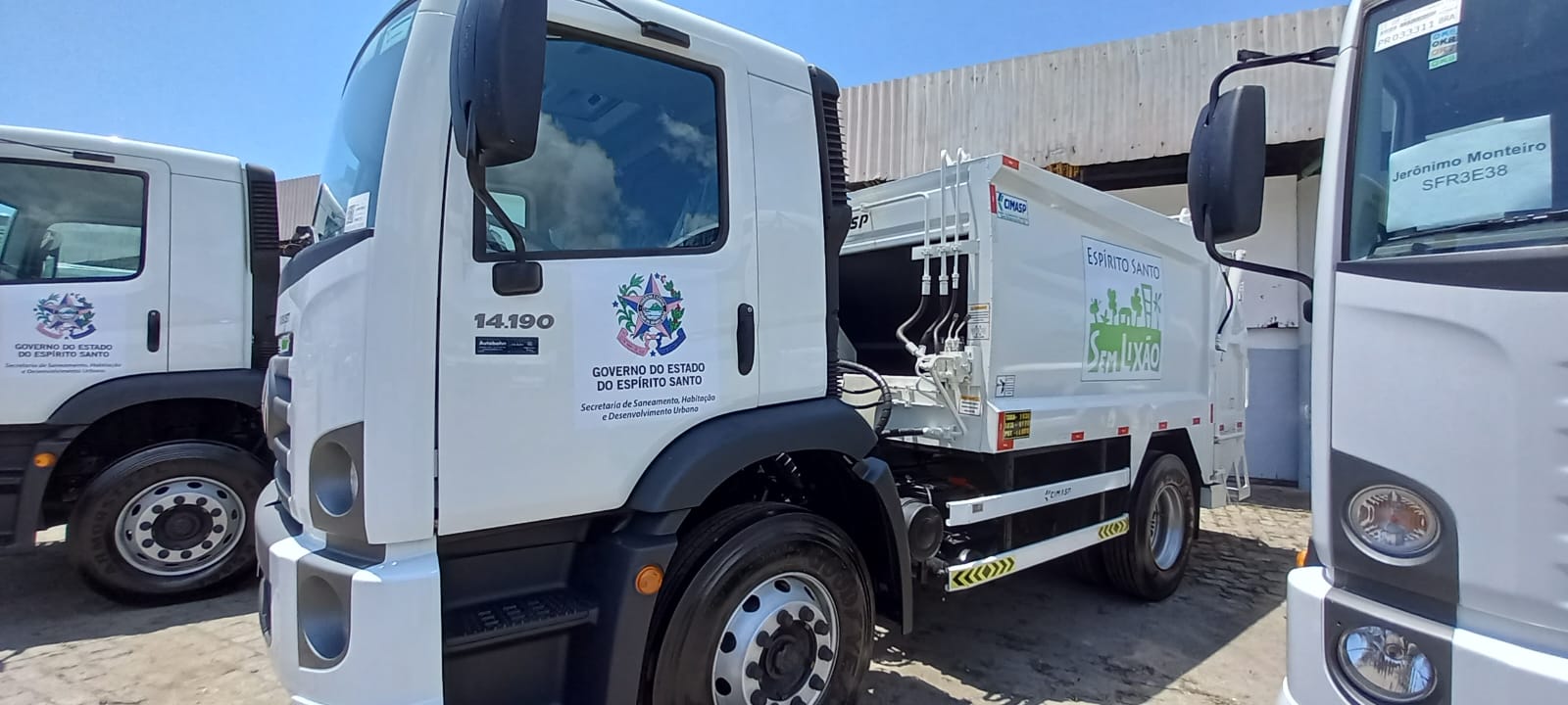 PINHEIROS RECEBE CAMINHÃO COMPATADOR DE LIXO