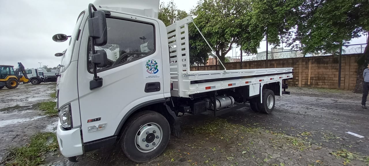 PINHEIROS RECEBE CAMINHÃO PARA APOIO A PEQUENOS PRODUTORES RURAIS