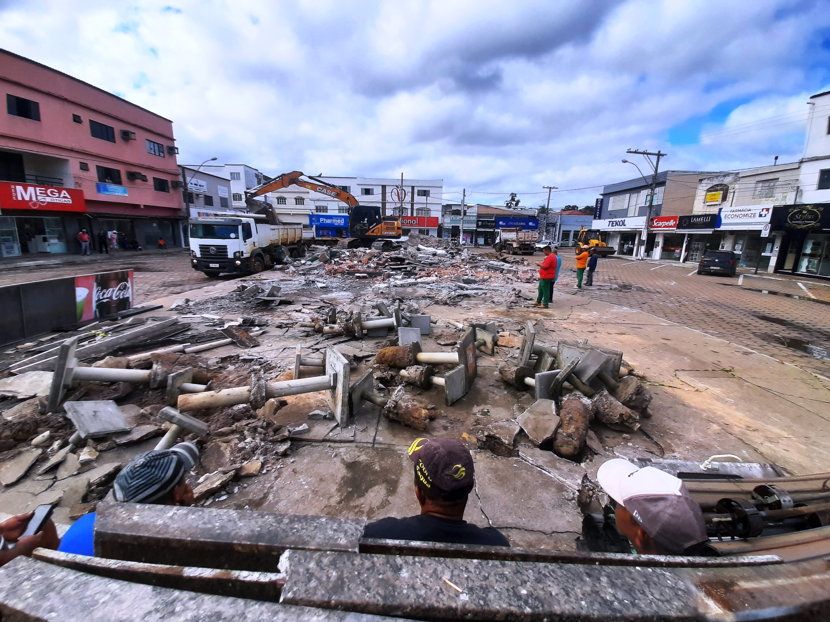 ANTIGO TERMINAL RODOVIÁRIO É DEMOLIDO E CONSTRUÇÃO DO CENTRO COMERCIAL HORTO DAS PEROBAS AVANÇA