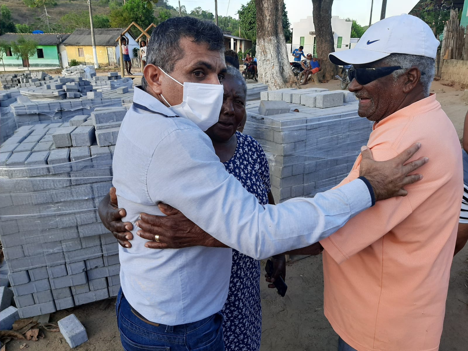 EM SÃO JOSÉ DO JUNDIÁ, PREFEITO ARNÓBIO COMEMORA COM MORADORES E AUTORIDADES CALÇAMENTO DA LOCALIDADE