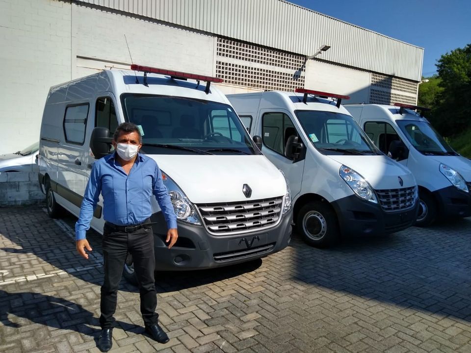 PREFEITO ARNÓBIO FAZ VISTORIA DE AMBULÂNCIAS SEMI-UTI ADQUIRIDAS RECENTEMENTE
