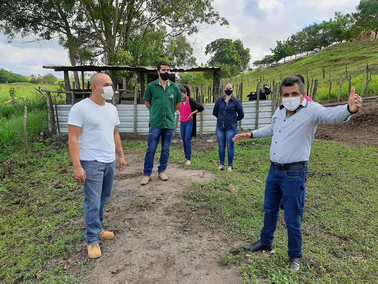 PREFEITO ARNÓBIO E VICE-PREFEITO LULINHA ACOMPANHAM INÍCIO DE TRABALHO NA ÁREA DO FUTURO BALNEÁRIO