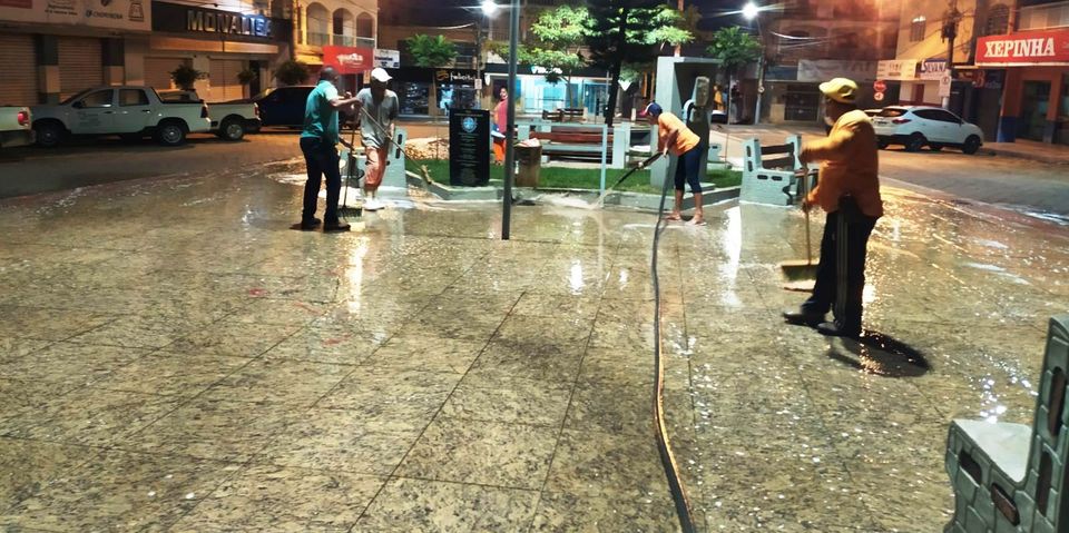 PREFEITURA DE PINHEIROS INICIA PROJETO DE LAVAGEM DE PRAÇAS