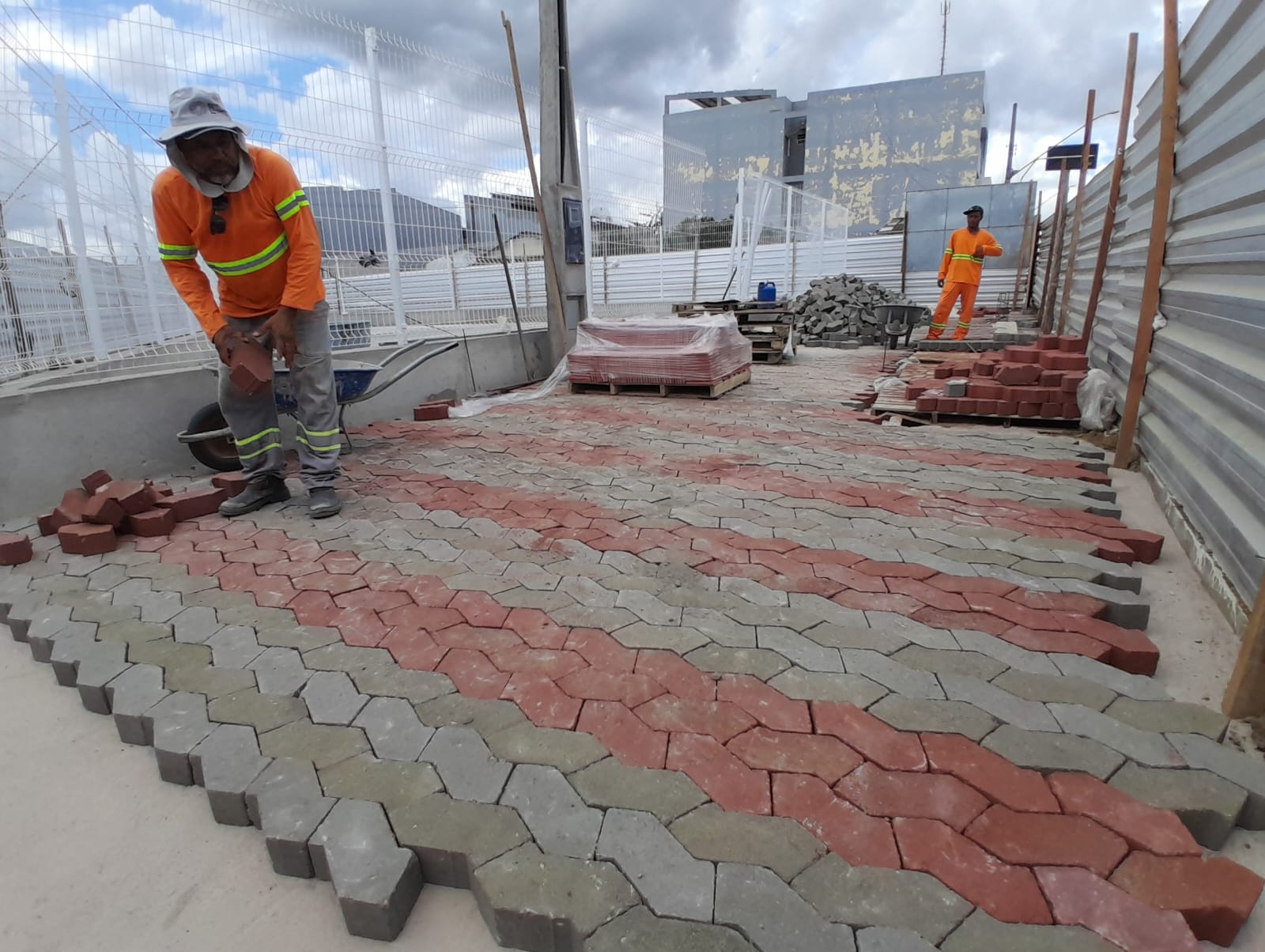 Novo espaço recreativo no Calçadão recebe obras de pavimentação