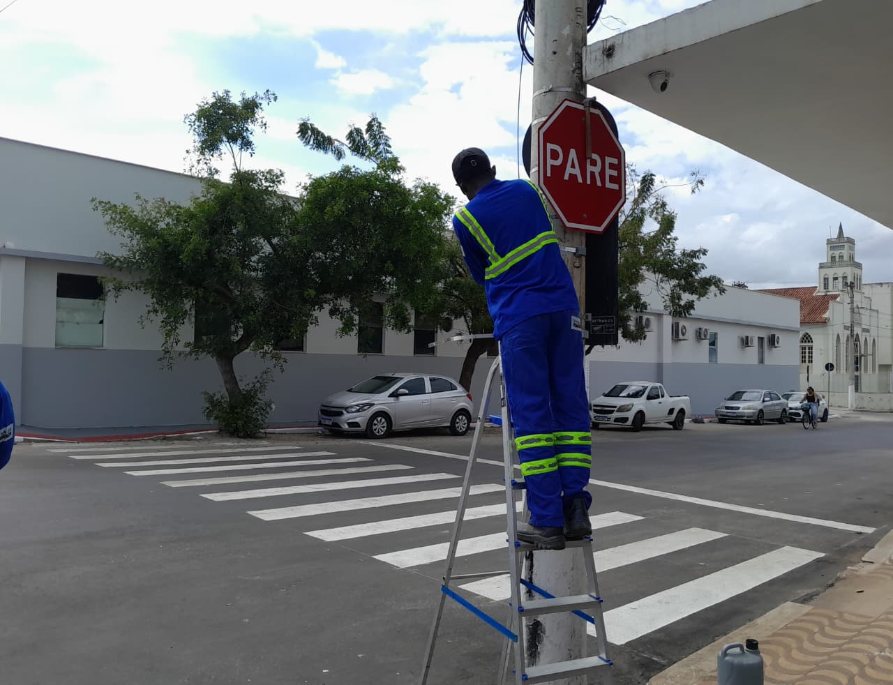 Implantação de sinalização viária moderna avança em Pinheiros