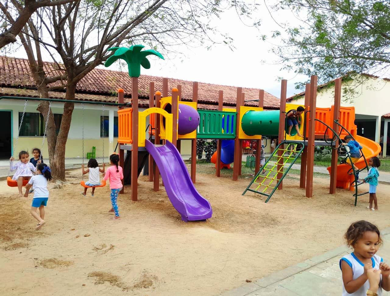 Novo parquinho chega à Escola Casinha Feliz e muda rotina das crianças