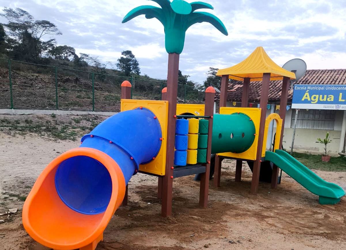 Prefeitura de Pinheiros inicia instalação de parquinhos em escolas e espaços públicos