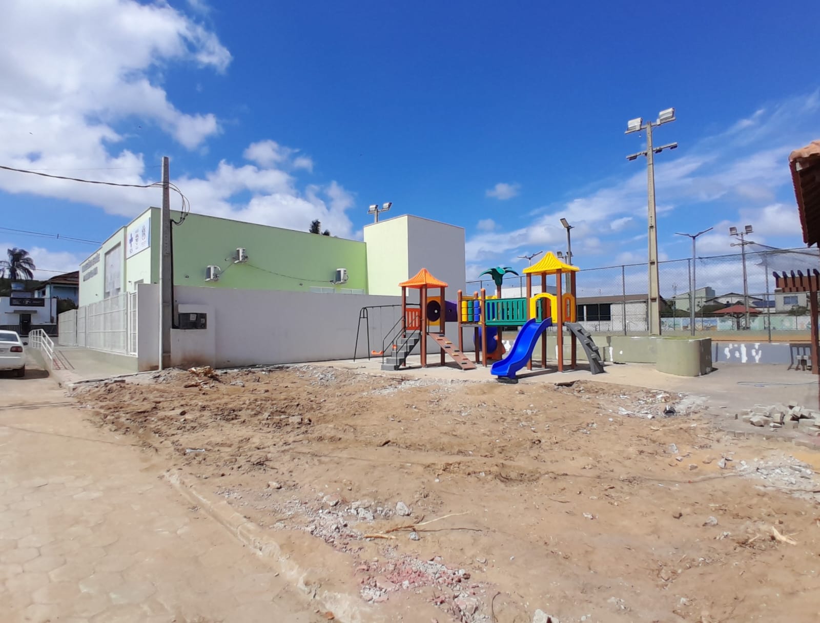 Prefeitura constrói espaço recreativo na Praça do bairro Vila Nova