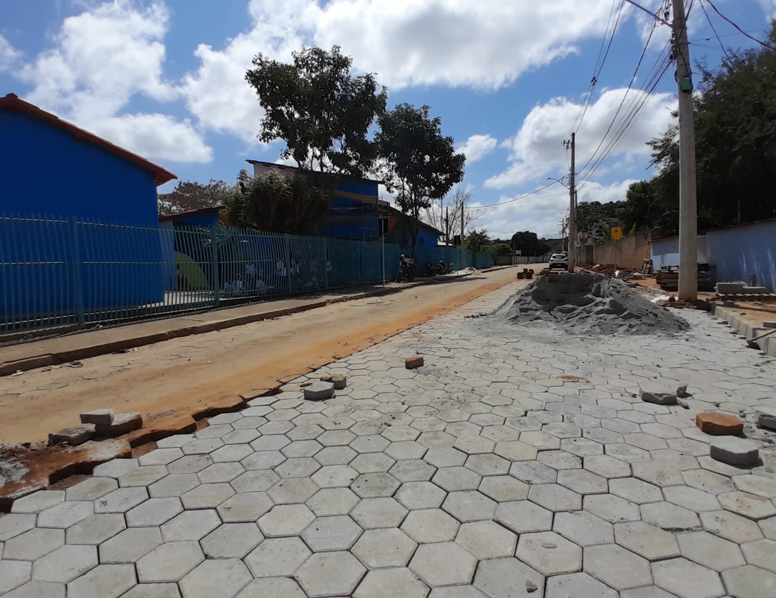 Prefeitura de Pinheiros recupera trecho da rua Pio Fávaro, no Vila Nova