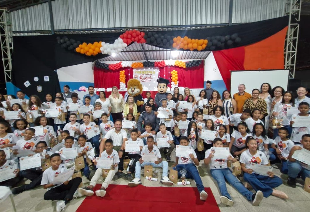 PM de Pinheiros realiza formatura do Proerd com alunos da rede municipal