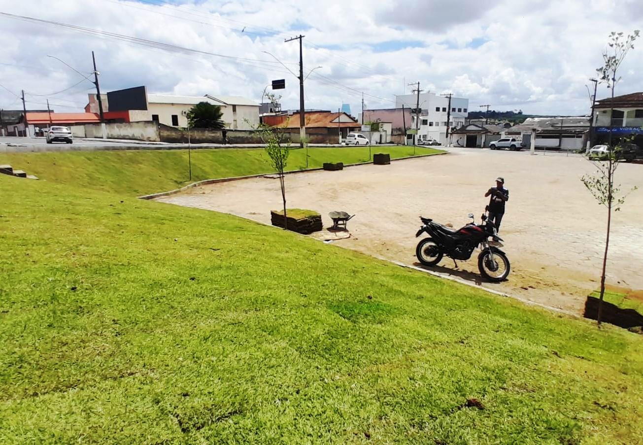 Prefeitura conclui paisagismo da fachada do Ginásio Municipal