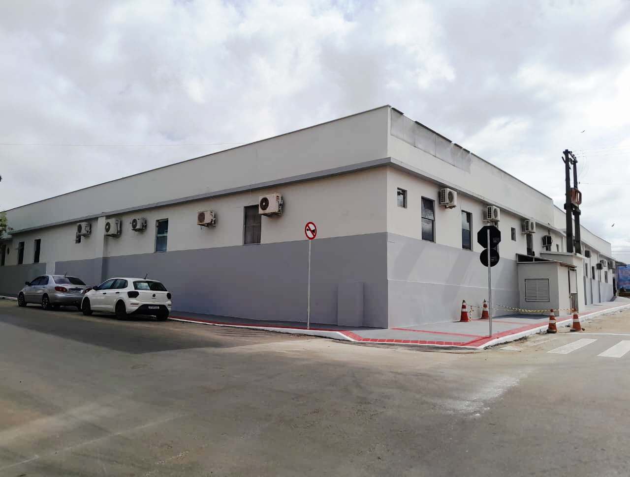Prefeitura conclui pintura externa de Hospital Municipal e reforma entra na reta final