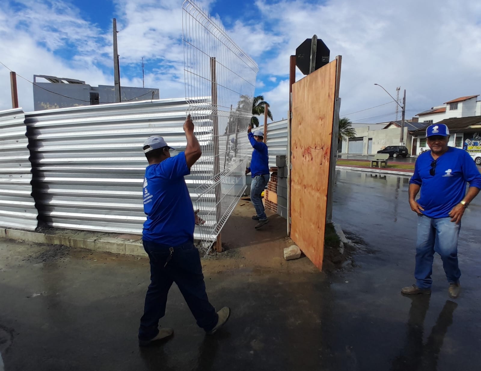 Obra do novo espaço recreativo no Calçadão inicia instalação de gradis de proteção