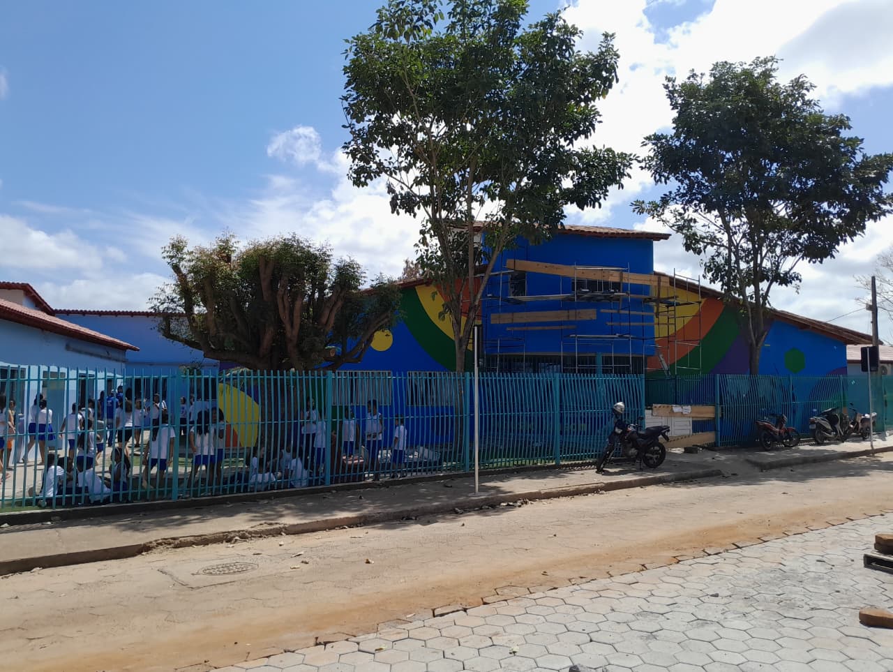 Pintura externa da Escola Augusto Ruschi é iniciada