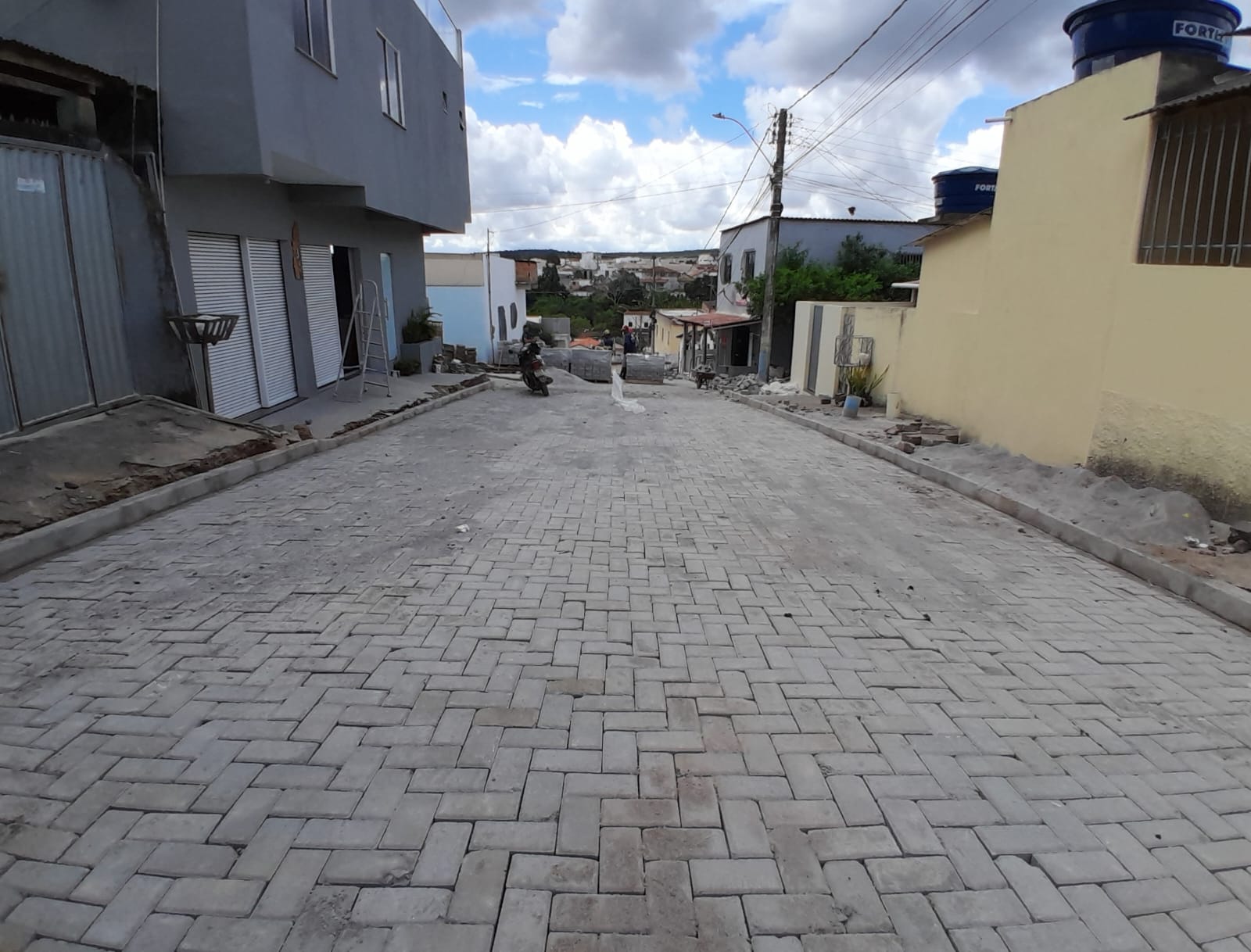 Prefeitura inicia pavimentação da Rua da Conquista, no bairro Colina