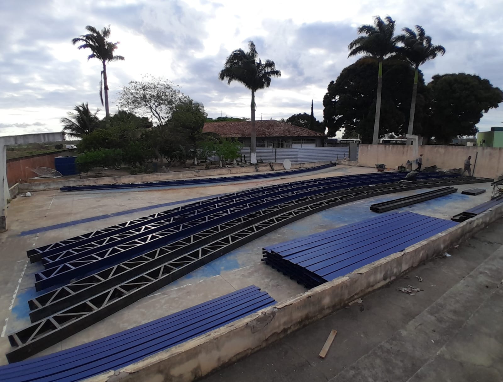 Quadra da Escola Polo Brunelli é preparada para receber nova cobertura