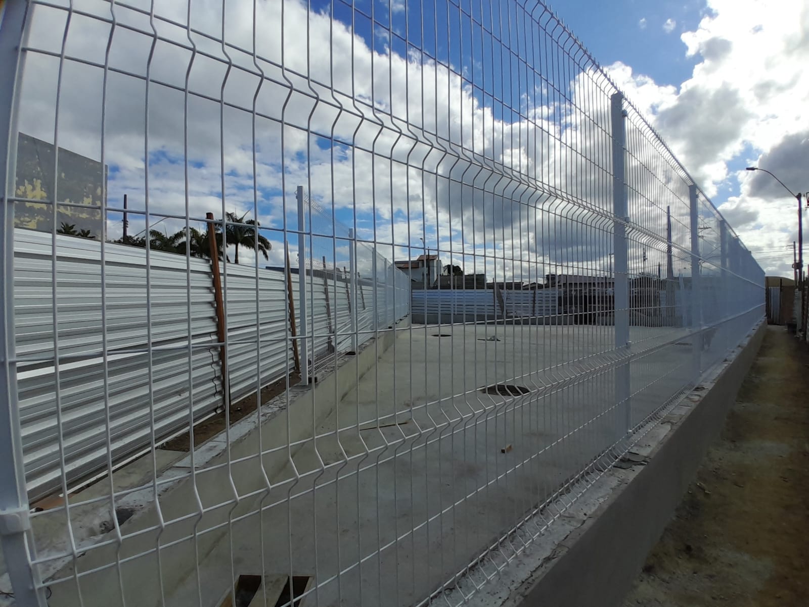 Novo espaço recreativo próximo ao Calçadão tem gradil instalado e entra na reta final de construção