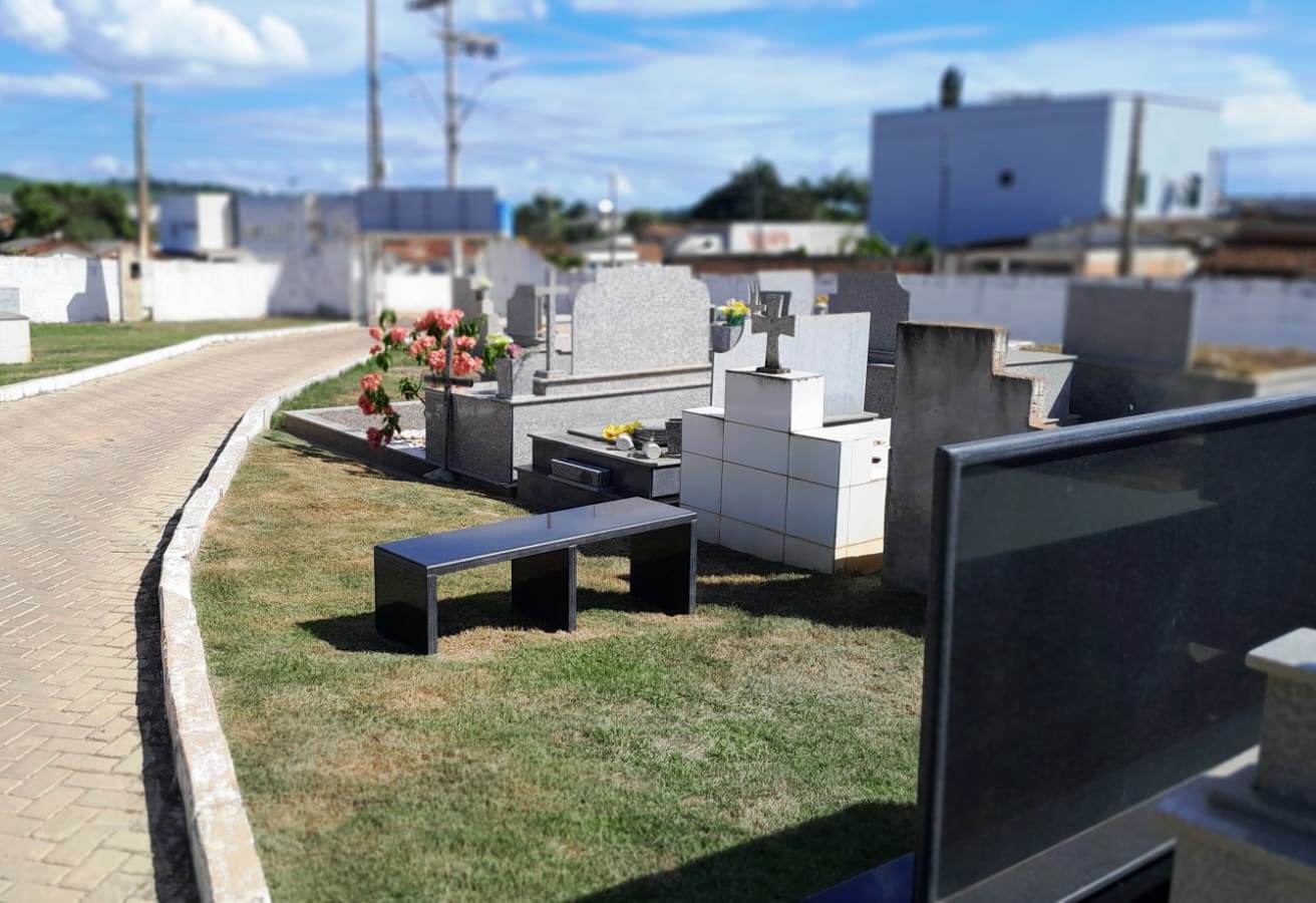 Mutirão de limpeza em Pinheiros avança e chega aos cemitérios do município