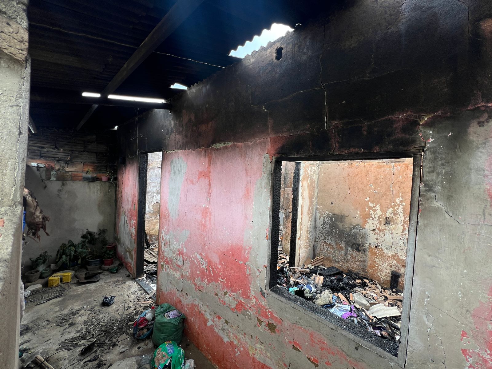 Solidariedade em ação: família que perdeu tudo em incêndio recebe apoio da prefeitura e da comunidade