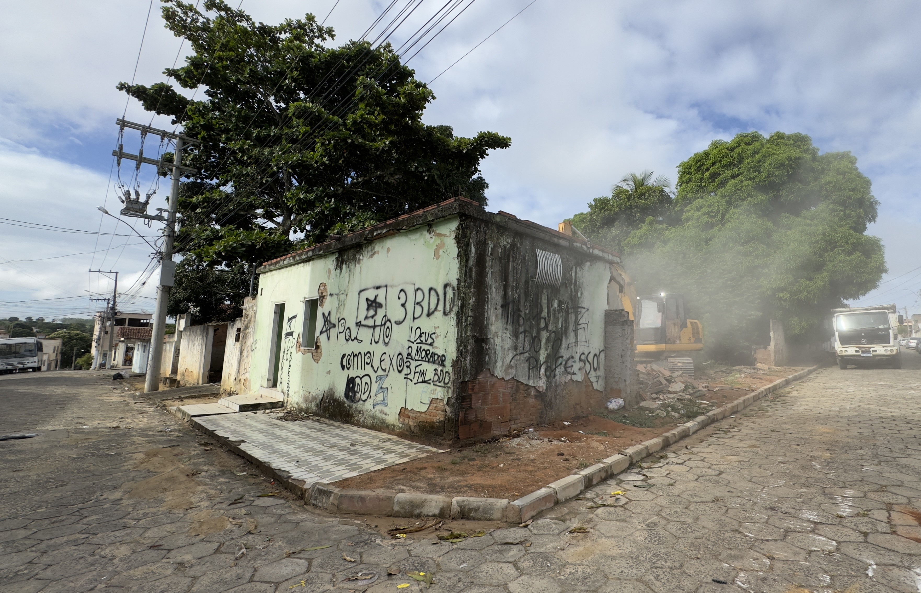 Prefeitura demole imóvel abandonado e planeja construir espaço de ressocialização no local