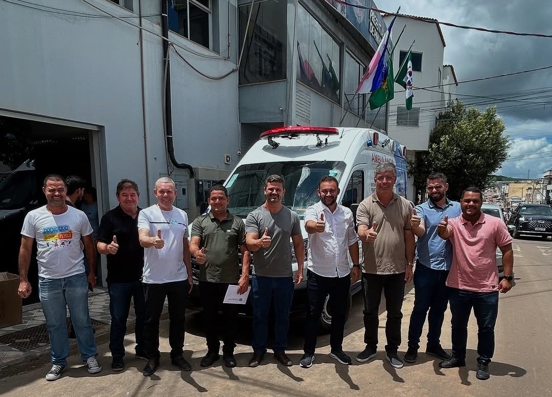 Prefeito, secretário e vereadores acompanham entrega de ambulância e repasse de R$ 60 mil para entidades de Pinheiros 