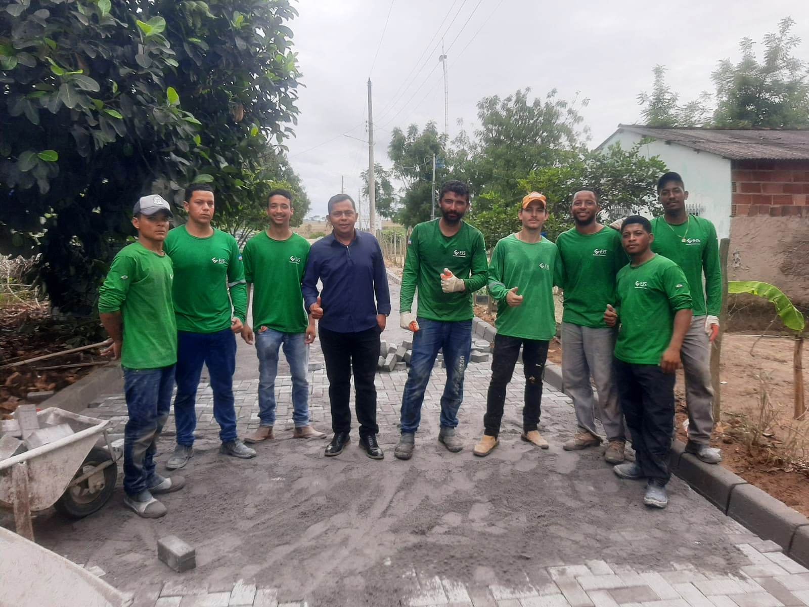 PAVIMENTAÇÃO DO ASSENTAMENTO NOVA VITÓRIA PROSSEGUE E ESTÁ PERTO DE SER CONCLUÍDA