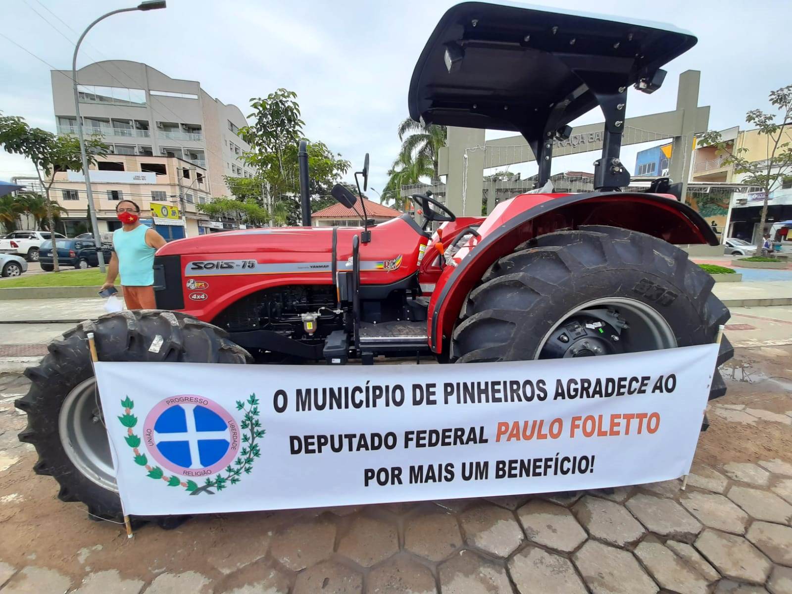 ASSOCIAÇÕES DE TRABALHADORES RURAIS DE PINHEIROS RECEBEM TRATOR DE R$ 160 PARA SERVIÇOS NO CAMPO