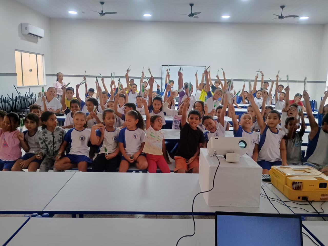 Quase 4 mil alunos de Pinheiros recebem kits de higiene bucal na rede municipal