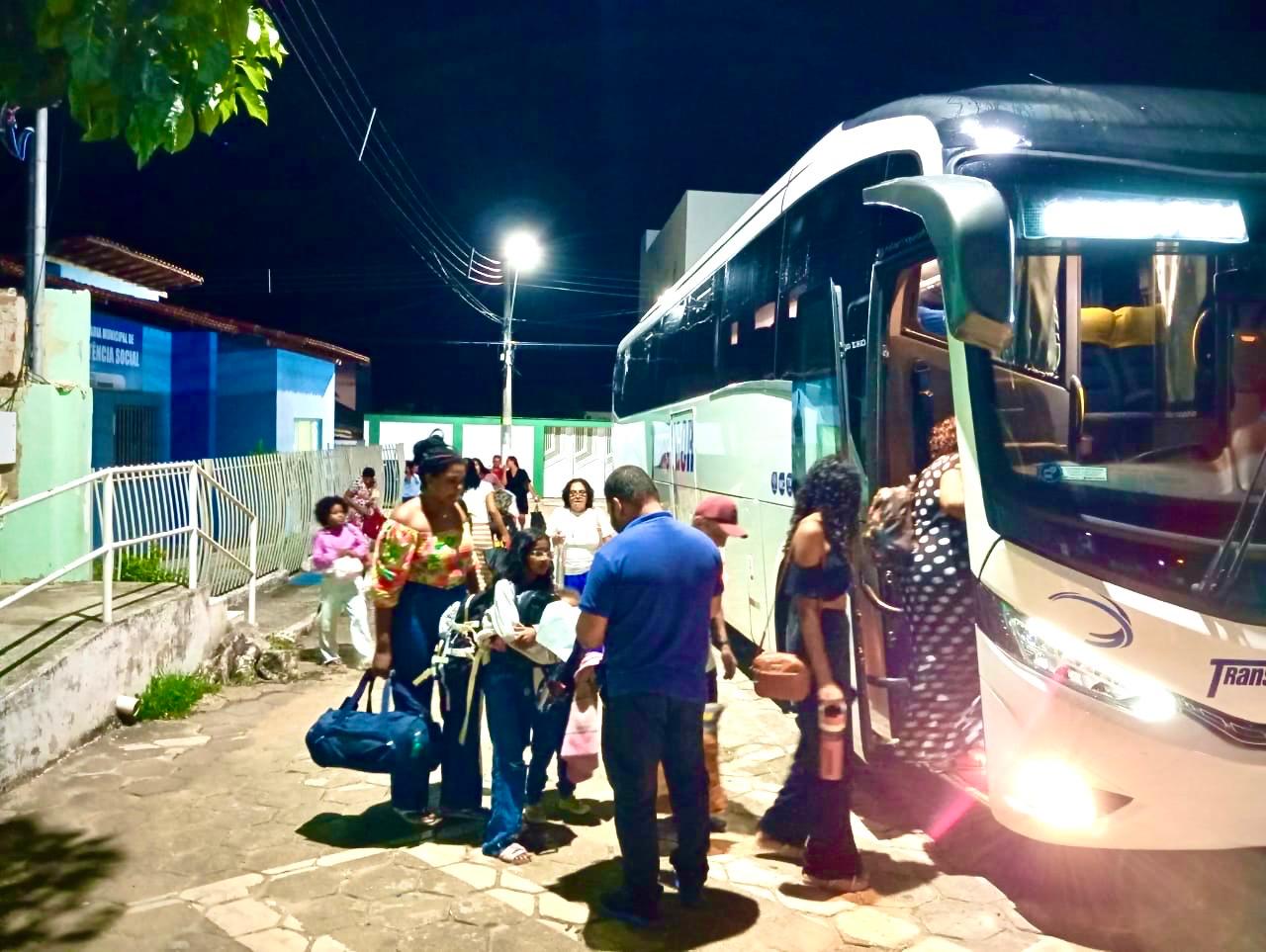 Pacientes de Pinheiros ganham ônibus novo para tratamento em Vitória