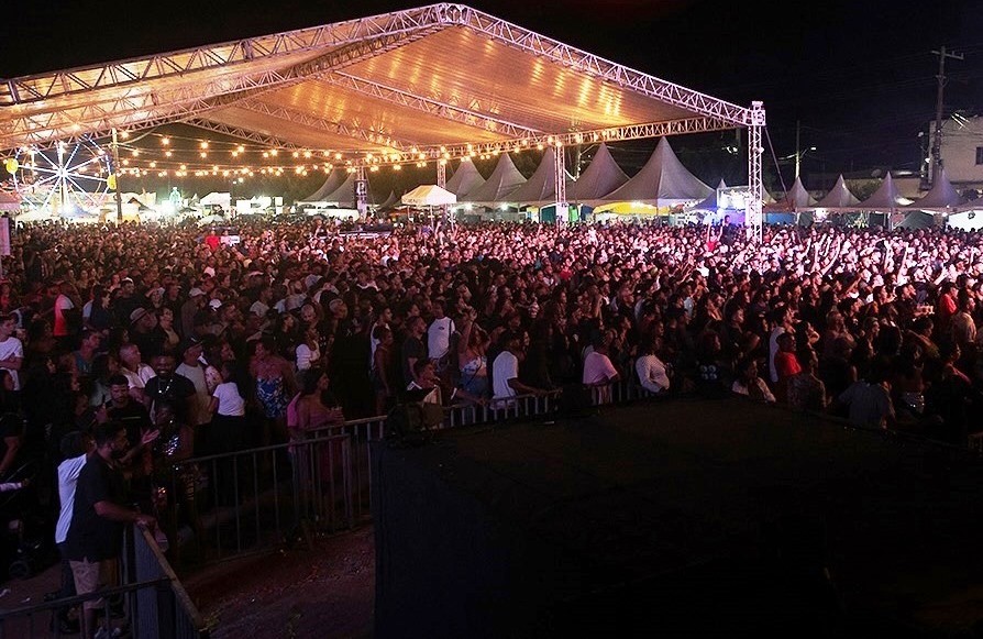 Festa da Carne de Sol reúne multidão e celebra os 61 anos de emancipação do município com segurança e grandes shows